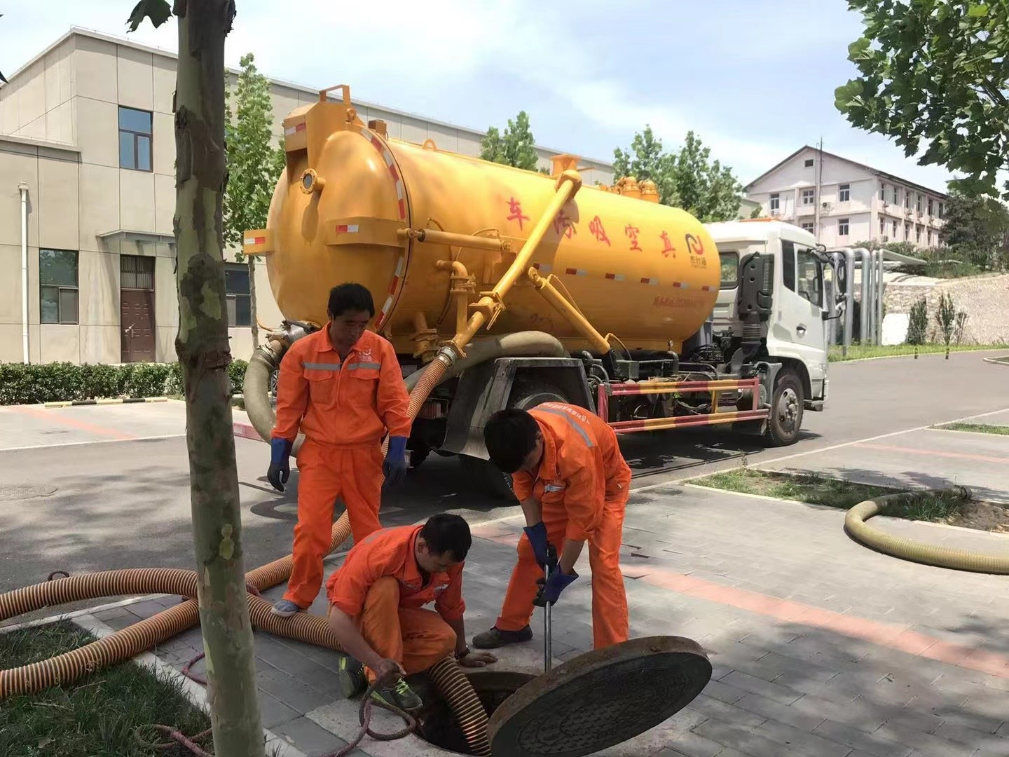 河西管道疏通车停在窨井附近