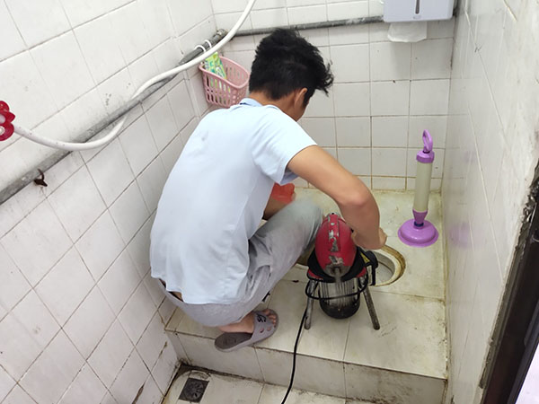 河西肥皂掉到马桶里把马桶堵住了怎么办？马桶堵住了怎么办