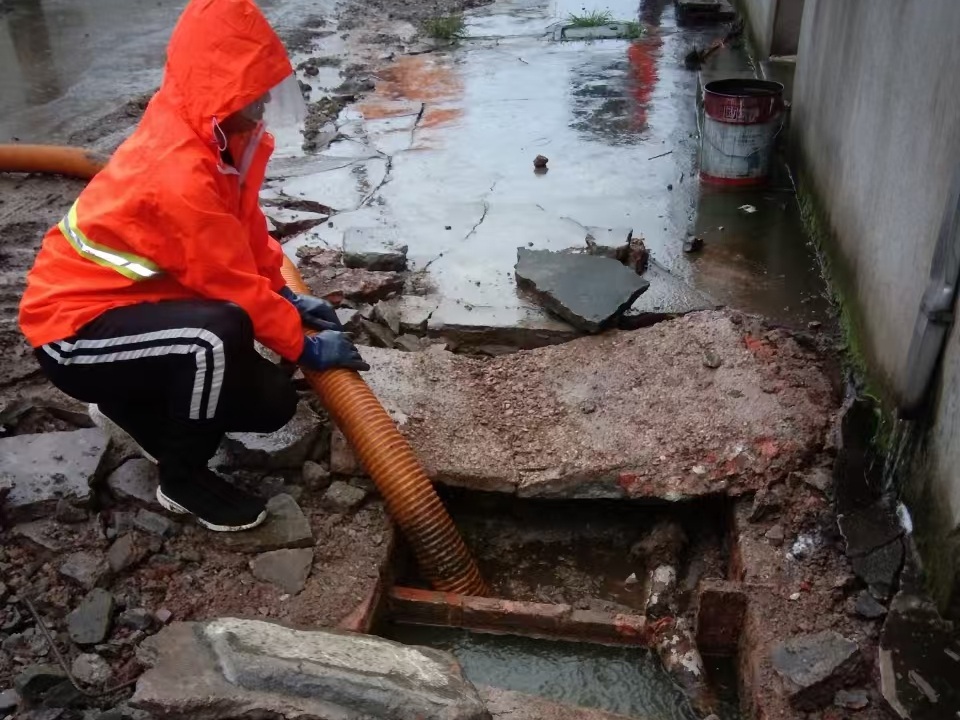 河西专业清理污水池 炜誉市政以规范流程守护城市 “肠道”