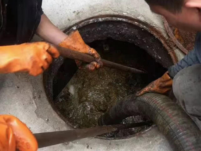 河西清理化粪池时如何避免沼气的危害？